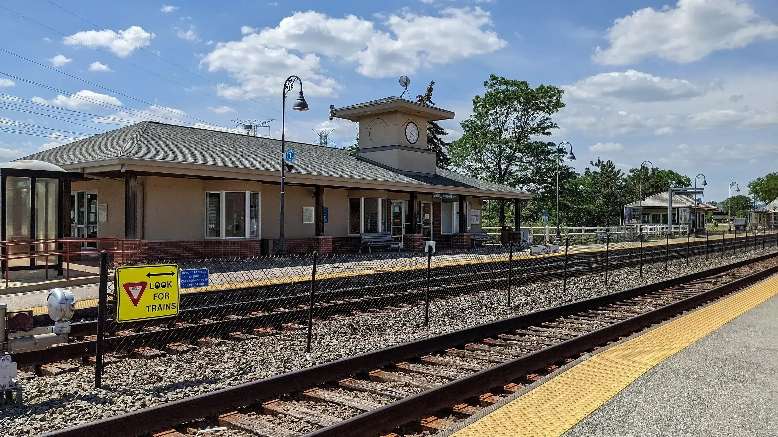 Buffalo Grove Ilinois Metra Station Tracks 2021-06-05